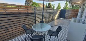 een tafel en stoelen met een parasol op een terras bij Detached house on the second floor in Santiago