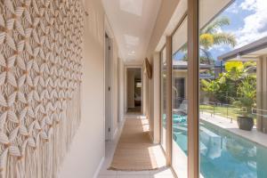ein Flur eines Hauses mit einem Swimmingpool in der Unterkunft Escapades @ Palm Cove in Palm Cove