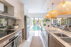 eine offene Küche mit einem Pool im Hintergrund in der Unterkunft Escapades @ Palm Cove in Palm Cove