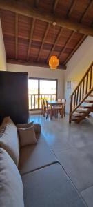 ein Wohnzimmer mit Sofa und Tisch in der Unterkunft Apartamento completo com Mezanino in Marau