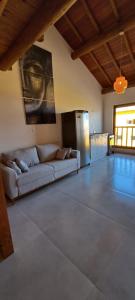 ein Wohnzimmer mit einer Couch in der Mitte in der Unterkunft Apartamento completo com Mezanino in Marau