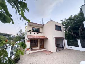 een wit huis met een grote deur aan de voorkant bij Estancia Sofia in Puerto Escondido