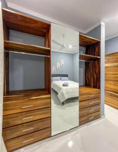 een slaapkamer met een bed en een grote spiegel bij Estancia Sofia in Puerto Escondido