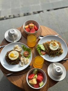 een tafel met borden en fruitschalen bij Sai Wana Cabin Bedugul in Bedugul +16 foto's