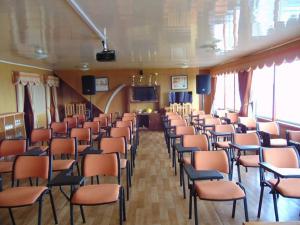 a room with a bunch of chairs and desks at Hotel Bahia in Quellón