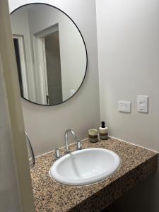 un bagno con lavandino e specchio di In the best area, modern and functional a Cipolletti