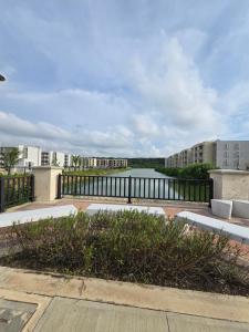 uitzicht op een waterlichaam met gebouwen bij Exceptional apartment to rest in Cartagena