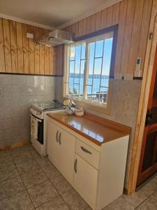 Kuchyň nebo kuchyňský kout v ubytování Lago Ranco, cabaña orilla de lago