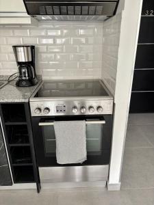 a kitchen with a stove with a towel on the oven at Gente del Sur - Avenida in Ushuaia +20 photos
