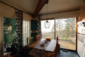 Køkken eller tekøkken på Apartment w hot tub forest & ocean view