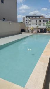 a swimming pool on the roof of a building at APTO EASY Poços de Caldas in Poços de Caldas +5 photos