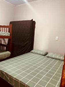 a bedroom with two bunk beds in a room at Recanto orti in Olímpia