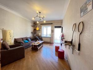 een woonkamer met een bank en een tafel bij Noah's sunlight villa hostel in Jerevan