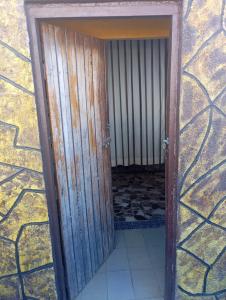 una porta che conduce a una camera con pavimento piastrellato di Flats Beira mar casal a Penha