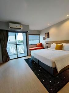 una camera da letto con un letto grande e un balcone di Beehive Boutique Hotel Phuket a Phuket