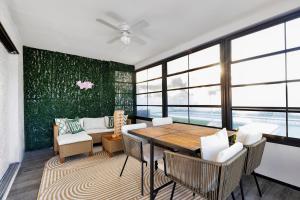 Gallery image of The Palm Villa-Pool, Sauna, bowling, theater, golf in Largo