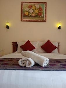 une chambre d'hôtel avec une serviette sur un lit dans l'établissement Yudhist Guest House, à Nusa Lembongan 22 autres photos