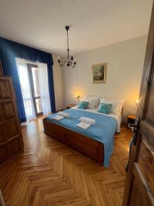 a bedroom with a large bed with blue sheets at Apartment w/ spacious terrace in Mandre