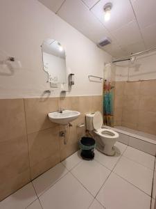een badkamer met toilet en wastafel bij Aquisito Nomas Es in Cuenca +18 foto's