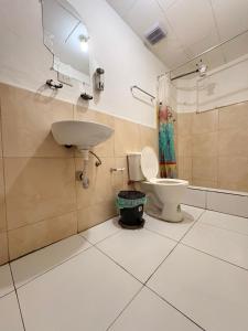 een badkamer met toilet en wastafel bij Aquisito Nomas Es in Cuenca