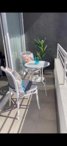 a patio with two chairs and a table on a balcony at II Cerca de la playa y del centro in La Serena