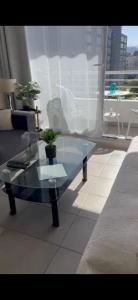 een glazen salontafel in een woonkamer met een bank bij II Cerca de la playa y del centro in La Serena