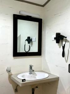 een badkamer met een wastafel en een spiegel bij Hiri Point Villa in Dikwella