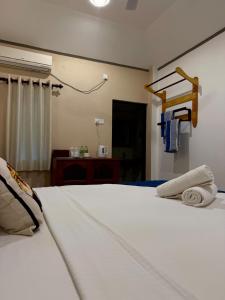 een slaapkamer met een bed met handdoeken erop bij Hiri Point Villa in Dikwella