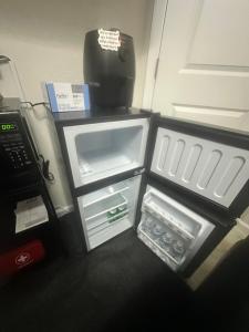 un frigorifero aperto con la porta aperta e aartmentssenalsenalsenalsenalsenalangering di Modern Theme Private Room a Suffolk