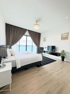 Postel nebo postele na pokoji v ubytování Marina View Resort - Johor