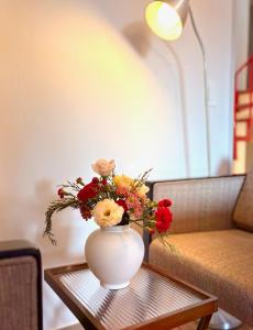 Posezení v ubytování Stay DAON Hongdae Private 4 Bedroom House with 4 Queen Beds 10 mins to station