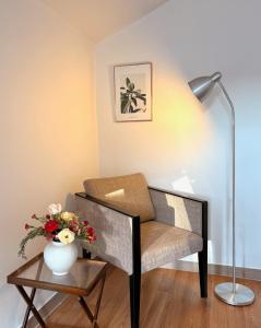 Posezení v ubytování Stay DAON Hongdae Private 4 Bedroom House with 4 Queen Beds 10 mins to station