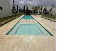 ein leerer Swimmingpool vor einem Haus in der Unterkunft Beutiful New Villa In Punta Cana in Punta Cana