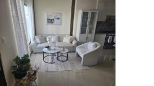 ein Wohnzimmer mit Sofa und Tisch in der Unterkunft Beutiful New Villa In Punta Cana in Punta Cana