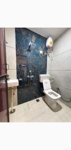 a bathroom with a toilet and a sink at Hotel Sawai View in Sawāi Mādhopur +5 photos