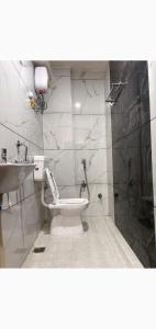 a bathroom with a toilet and a sink at Hotel Sawai View in Sawāi Mādhopur