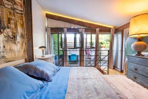 een slaapkamer met een groot bed en een raam bij Romantic Provence Pool & Mill View in Goult