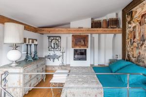 een woonkamer met een blauw bed en een tafel bij Romantic Provence Pool & Mill View in Goult
