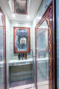 een badkamer met douche, wastafel en spiegel bij Romantic Provence Pool & Mill View in Goult +33 foto's