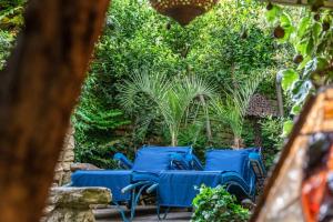 un gruppo di sedie blu sedute in un cortile di Romantic Provence Pool & Mill View a Goult Altre 33 foto