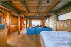 een slaapkamer met een blauw bed in een kamer bij マーレゲストハウス in Fukui