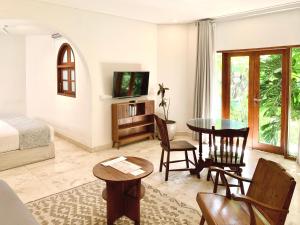 TV a/nebo společenská místnost v ubytování Kresna By The Sea By Kresna Hospitality