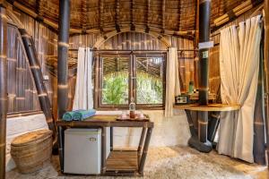 une cuisine avec un évier et une fenêtre dans une pièce dans l'établissement Le Bamboo Bali, à Uluwatu