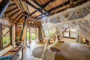 - une chambre dans une cabane dans les arbres avec un lit dans l'établissement Le Bamboo Bali, à Uluwatu 50 autres photos