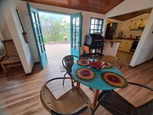 a table and chairs in a living room with a stove at El Embeleso in Nobsa