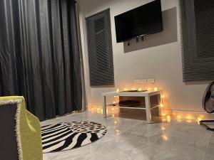 een woonkamer met een tv en een tafel met verlichting bij Hill View Home 3 in Ko Pha Ngan