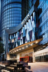 een Westin-gebouw met een trap ervoor. bij The Westin Guangzhou in Guangzhou