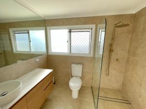 un bagno con wc, doccia e lavandino di The Mooloolaba Terrace a Mooloolaba