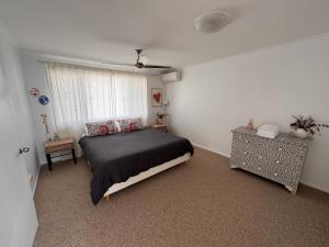 una camera da letto con un letto e una finestra di The Mooloolaba Terrace a Mooloolaba