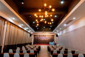 een feestzaal met stoelen en een kroonluchter bij Royal Diamond Hotel in Phetchaburi